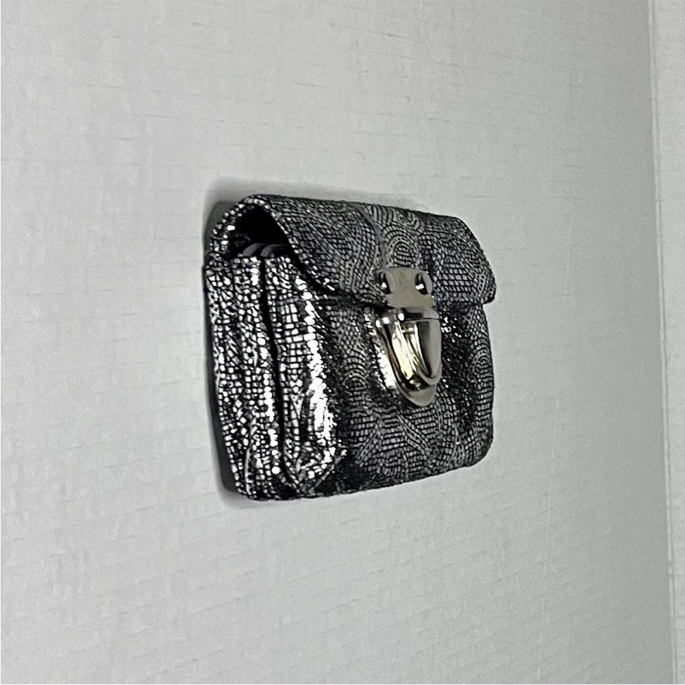Lulu’s Metallic Wallet - Picture 6 of 13